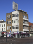 908747 Gezicht op het winkelhoekpand Potterstraat 28-30 te Utrecht, met rechts de Loeff Berchmakerstraat.N.B. bouwjaar: ...